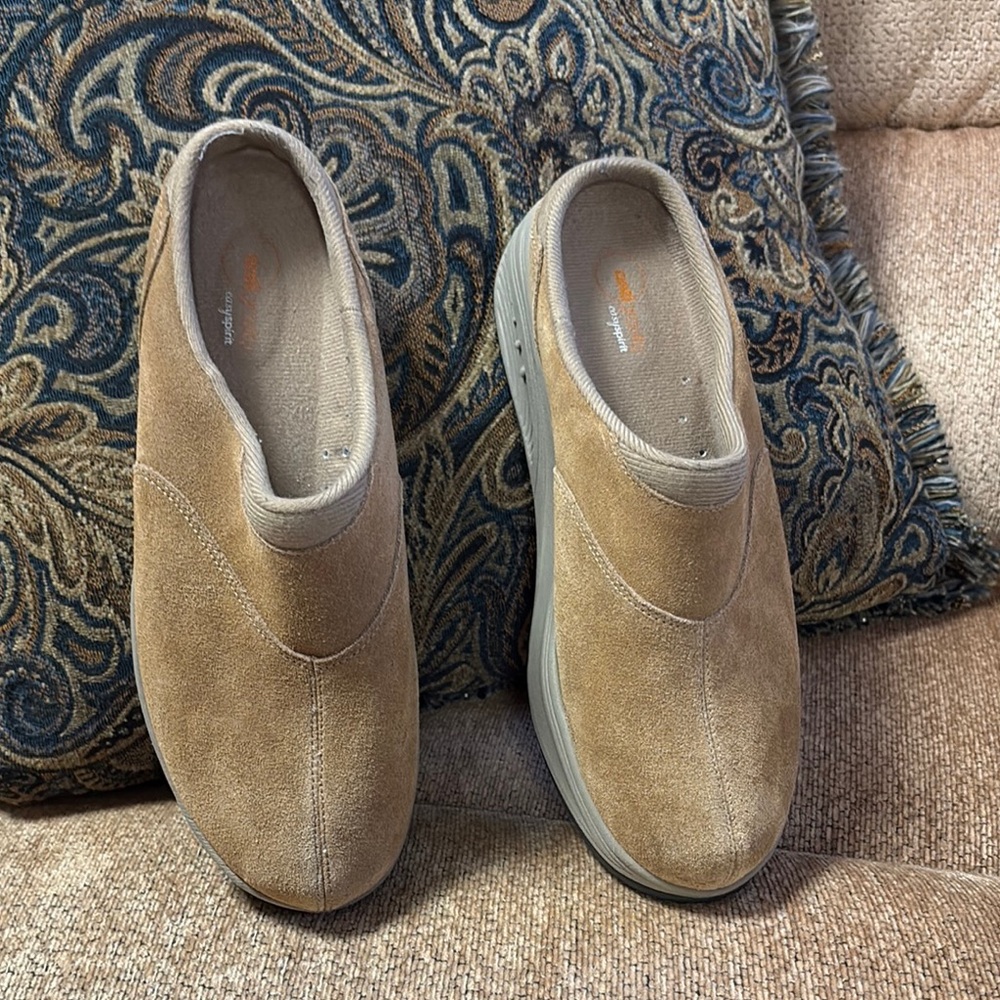 Woman’s Easyspirit antigravity shoes